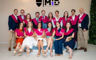 Alumnos graduados del Máster de Implantología de MiD posan con sus becas en la ceremonia de graduación 2026 en Madrid
