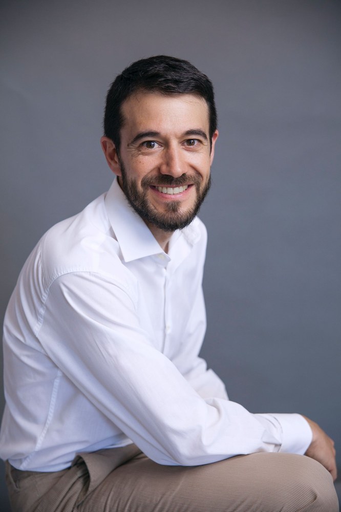 Dr. Álvaro Mencía Marrón Implantología Dr. Álvaro Mencía Marrón Implantología