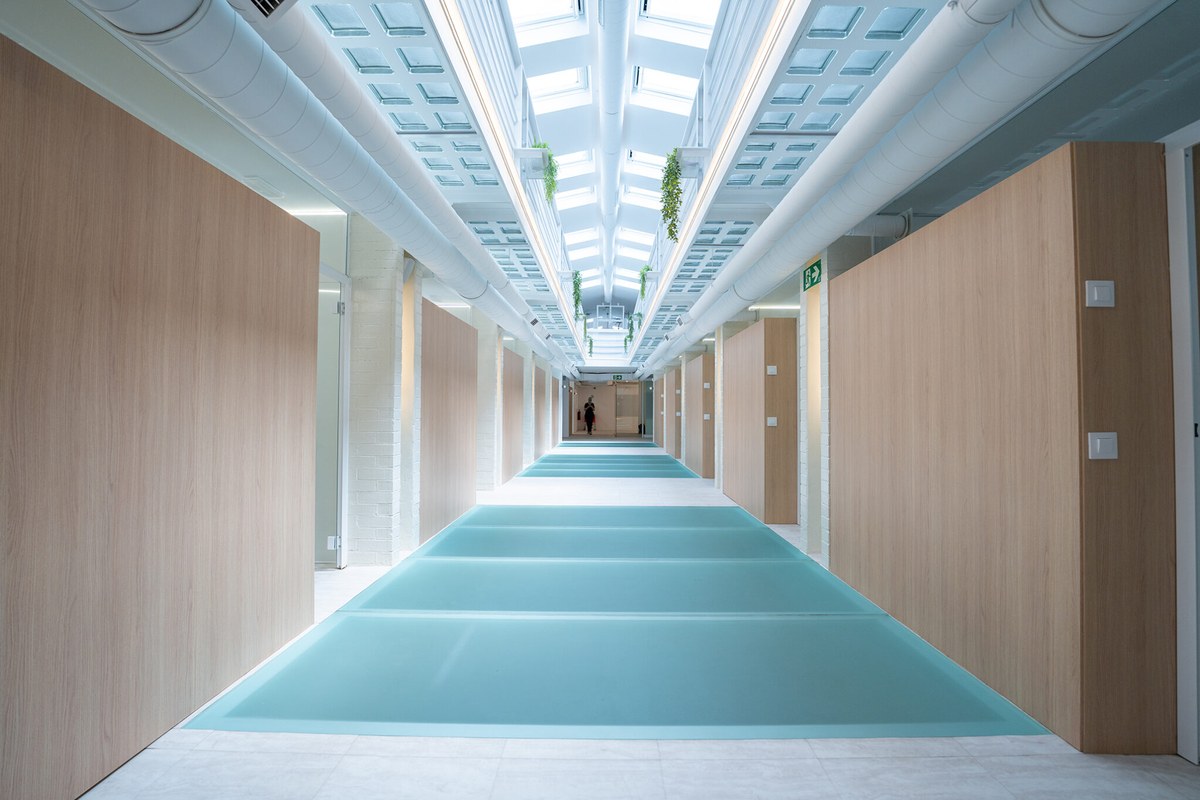 Pasillo interior de las instalaciones del MiD en Madrid (Calle Luis Mitjans, 18)